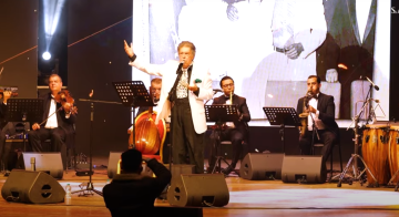 بعد سنوات من الغياب.. عميد الأغنية المغربية يعود للمسرح (صور فيديو) بعد سنوات من الغياب.. عميد الأغنية المغربية يعود للمسرح (صور فيديو)