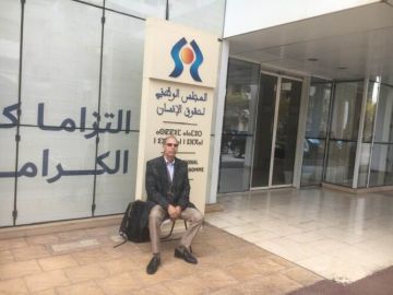 منجب يواصل اعتصامه وإضرابه عن الطعام لليوم الثاني منجب يواصل اعتصامه وإضرابه عن الطعام لليوم الثاني