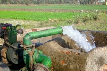 تعطل الآبار وانفجار قنوات التوزيع.. مادة سوداء غريبة تسبب أزمة مائية خانقة ضواحي الجديدة تعطل الآبار وانفجار قنوات التوزيع.. مادة سوداء غريبة تسبب أزمة مائية خانقة ضواحي الجديدة