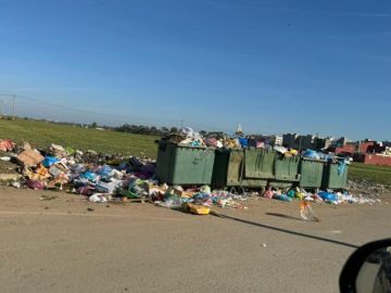أكوام النفايات تثير حنق ساكنة بوزنيقة ومتضررون يلوحون بالقضاء ضد الجماعة أكوام النفايات تثير حنق ساكنة بوزنيقة ومتضررون يلوحون بالقضاء ضد الجماعة