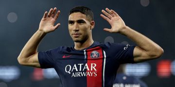 حكيمي يتوج بجائزة أفضل لاعب إفريقي في الدوري الفرنسي حكيمي يتوج بجائزة أفضل لاعب إفريقي في الدوري الفرنسي
