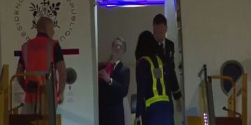 صادم.. ماكرون يتلقى صفعة من زوجته على متن الطائرة لحظة وصوله إلى فيتنام -فيديو