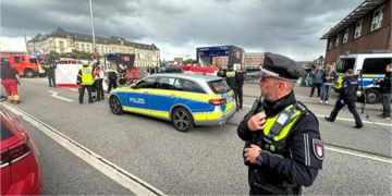 إصابة 12 شخصا في هجوم بسكين داخل محطة قطارات هامبورغ بألمانيا إصابة 12 شخصا في هجوم بسكين داخل محطة قطارات هامبورغ بألمانيا