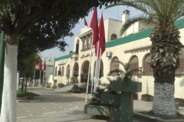 معارضة جماعة القصر الكبير تحتج أمام العمالة ضد السيمو معارضة جماعة القصر الكبير تحتج أمام العمالة ضد السيمو