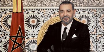 الملك يهنئ أعضاء المنتخب المغربي داخل القاعة للسیدات بفوزه بكأس إفریقیا للأمم 2025