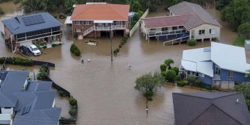 فيضانات مفاجئة تعزل آلاف السكان بأستراليا وسط تحذيرات من أمطار إضافية فيضانات مفاجئة تعزل آلاف السكان بأستراليا وسط تحذيرات من أمطار إضافية