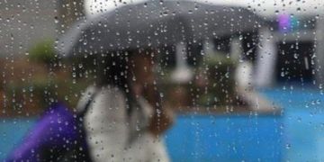 مصحوبة ببرد.. زخات رعدية مرتقبة يوم غد الإثنين بعدة مناطق مغربية