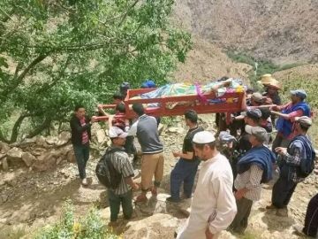 يحملون المرضى والحوامل في النعوش.. دواوير الزات نوفلا بالحوز يستغيثون ويطالبون بمسالك طرقية