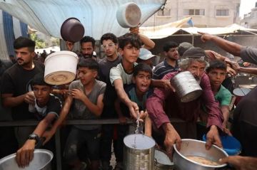 التجويع يفتك بـ135 شخصا بغزة بينهم 88 طفلا.. ومنظمات تحذر من مسرحية المساعدات