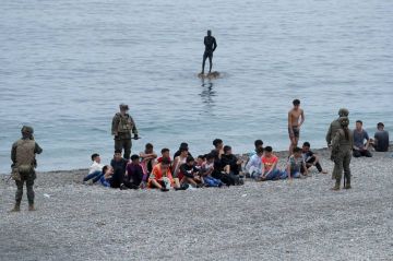 54 طفلا يسبحون من المغرب إلى جيب سبتة الإسباني