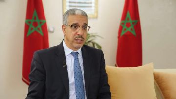 الملك محمد السادس يتصل بالوزير السابق عزيز الرباح ويعزيه في وفاة والده