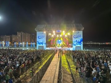 آلاف الجماهير تتفاعل مع الرابور الحر في افتتاح مهرجان الشواطئ آلاف الجماهير تتفاعل مع الرابور الحر في افتتاح مهرجان الشواطئ