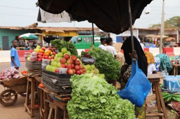 خبير: الوسطاء يعرقلون المنظومة التسويقية ويرفعون أسعار المواد الاستهلاكية