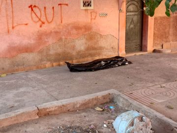 شوارع مراكش تتحول إلى ملاذ للمرضى العقليين.. تراجع مجانية الأدوية وانسحاب الأسرة يفاقم الأزمة شوارع مراكش تتحول إلى ملاذ للمرضى العقليين.. تراجع مجانية الأدوية وانسحاب الأسرة يفاقم الأزمة