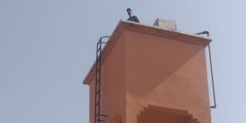 مواطن بسوق السبت يحاول الانتحار من فوق خزان مائي بعد حرمان والدته المريضة بالسرطان من العلاج