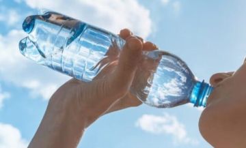 مواد كيميائية وبكتيريا.. كيف تحول شمس الصيف قنينات المياه إلى سموم بطيئة؟