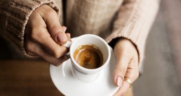 القهوة غير المفلترة ترفع الكوليسترول.. ودراسة تحذر من ماكينات المكاتب