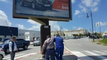 سلطات بدار بوعزة تشن حملة واسعة لإزالة اللوائح الإشهارية.. ورئيسة الجماعة: نعالج الفوضى