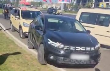 شرع اليد.. سائقو طاكسيات يحاصرون سيارة نقل ذكي ويتسببون في فوضى مروية بطنجة شرع اليد.. سائقو طاكسيات يحاصرون سيارة نقل ذكي ويتسببون في فوضى مروية بطنجة