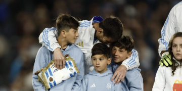 ميسي يذرف الدموع في ليلته الأخيرة بقميص منتخب بلاده في الأرجنتين