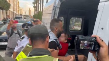 مصدر أمني: الأب الموقوف رفقة طفلته بالرباط أفرج عنه فورا دون اقتياده لمخفر الشرطة مصدر أمني: الأب الموقوف رفقة طفلته بالرباط أفرج عنه فورا دون اقتياده لمخفر الشرطة