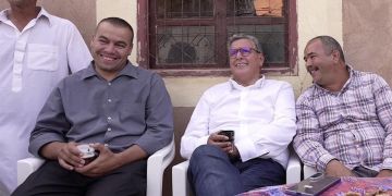 أخنوش يحتسي الشاي مع أهالي الحوز ويتفقد برنامج تأهيل المنطقة