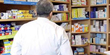 الصيادلة يهددون وزير الصحة بالخروج للشارع الصيادلة يهددون وزير الصحة بالخروج للشارع