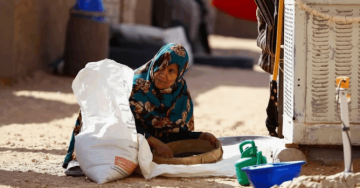 إغراق مخيمات تندوف بجنسيات مختلفة يبدد المساعدات ويؤزم وضع المحتجزين إغراق مخيمات تندوف بجنسيات مختلفة يبدد المساعدات ويؤزم وضع المحتجزين