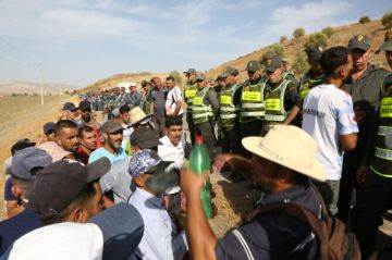 ساكنة بوعروس تطلق صرخة التهميش.. مسيرة على الأقدام للمطالبة بالماء والتعليم والصحة (فيديو)