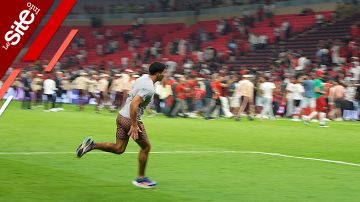 مشجعون يقتحمون الملعب لالتقاط صور بعد مباراة المغرب والنيجر والأمن يتدخل لإخلائه -فيديو مشجعون يقتحمون الملعب لالتقاط صور بعد مباراة المغرب والنيجر والأمن يتدخل لإخلائه -فيديو