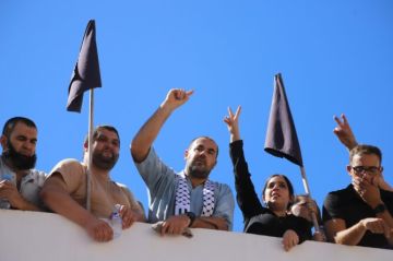 جنازة عيزي أحمد .. كلمة الزفزافي تلهب حماس المشيعين وتعيد مطلب العفو الملكي للواجهة جنازة عيزي أحمد .. كلمة الزفزافي تلهب حماس المشيعين وتعيد مطلب العفو الملكي للواجهة