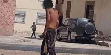 مختل عقليا عاري يثير الرعب في العرائش مختل عقليا عاري يثير الرعب في العرائش