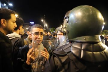 احتجاجات جيل Z.. إحالة 24 موقوفا في قضية قطع الطريق السيار بالبيضاء على أنظار النيابة العامة احتجاجات جيل Z.. إحالة 24 موقوفا في قضية قطع الطريق السيار بالبيضاء على أنظار النيابة العامة