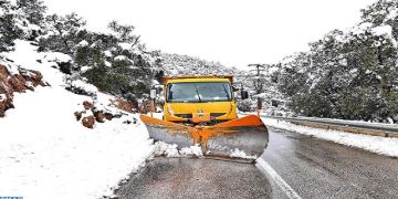 طرق مقطوعة وفرق إزاحة الثلوج تواصل جهودها بإفران