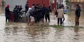 السلطات تجلي الأسر المتضررة من فيضانات القصر الكبير