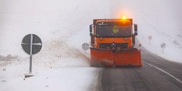 ثلوج الأطلس تقطع طرقا رئيسية بإفران وأزرو