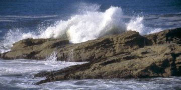 أمواج يصل علوها إلى 7 أمتار تضرب السواحل الأطلسية للمغرب