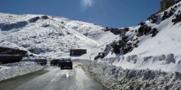 إزاحة الثلوج تعيد حركة السير بممر تيشكا