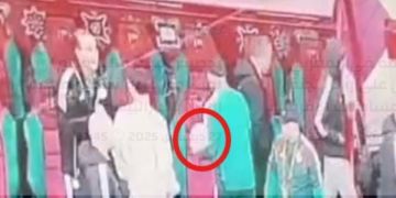 سرقة كرة الكان..الكاميرا تفضح طاقم المنتخب الجزائري في لقاء غينيا الاستوائية -صورة سرقة كرة الكان..الكاميرا تفضح طاقم المنتخب الجزائري في لقاء غينيا الاستوائية -صورة