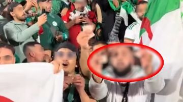 توقيف مشجع جزائري بالدار البيضاء ظهر في فيديو يمزق أوراق نقدية مغربية في ملعب مراكش توقيف مشجع جزائري بالدار البيضاء ظهر في فيديو يمزق أوراق نقدية مغربية في ملعب مراكش