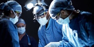 سابقة.. أطباء يجرون جراحة لتحويل مسار الشريان التاجي دون فتح الصدر