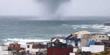 رصد شاهقة مائية نادرة بشاطئ تاغازوت ومديرية الأرصاد توضح للمغاربة