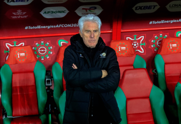 وزير الرياضة الجنوب إفريقي يهاجم مدرب منتخب بلاده هوغو بروس ويعتذر للمغرب