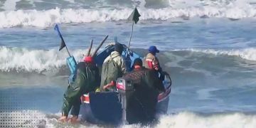 أمواج عالية ورياح قوية بسواحل العيون ومطالب بتشديد إجراءات السلامة