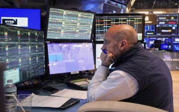 الأسهم الأمريكية تفتح على انخفاض متأثرة بالخلاف بين ترامب والفيدرالي الأسهم الأمريكية تفتح على انخفاض متأثرة بالخلاف بين ترامب والفيدرالي