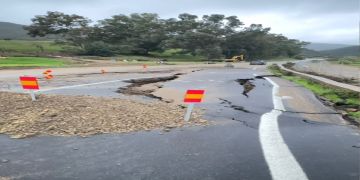 الأمطار القوية تتسبب في انهيار طريق وطني بوزان الأمطار القوية تتسبب في انهيار طريق وطني بوزان