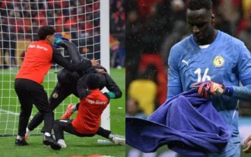 امسحوا دموعكم بمنشفتي.. حارس نيجيريا يسخر من المغرب بعد فضيحة منشفة حارس السنغال!