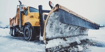 الفرق الميدانية لإزاحة الثلوج تواصل جهودها لفتح الطرق بإفران الفرق الميدانية لإزاحة الثلوج تواصل جهودها لفتح الطرق بإفران