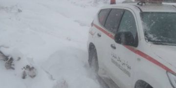 قابلة بأزيلال تتحدى الثلوج لإسعاف حامل في ظروف مناخية قاسية