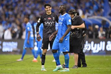 تصرف لافت من كوليبالي مع ياسين بونو على هامش نهائي كأس إفريقيا